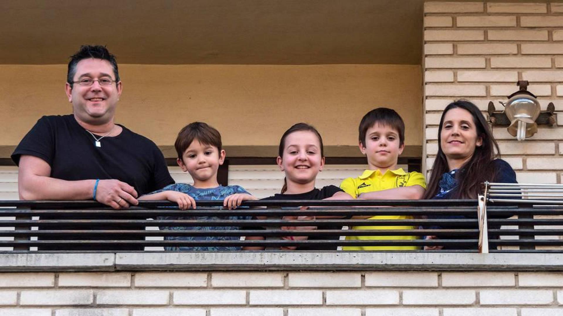 David Martínez y Nuria Azpilicueta con sus hijos June, Marc y Xavi en su casa de Ayegui.