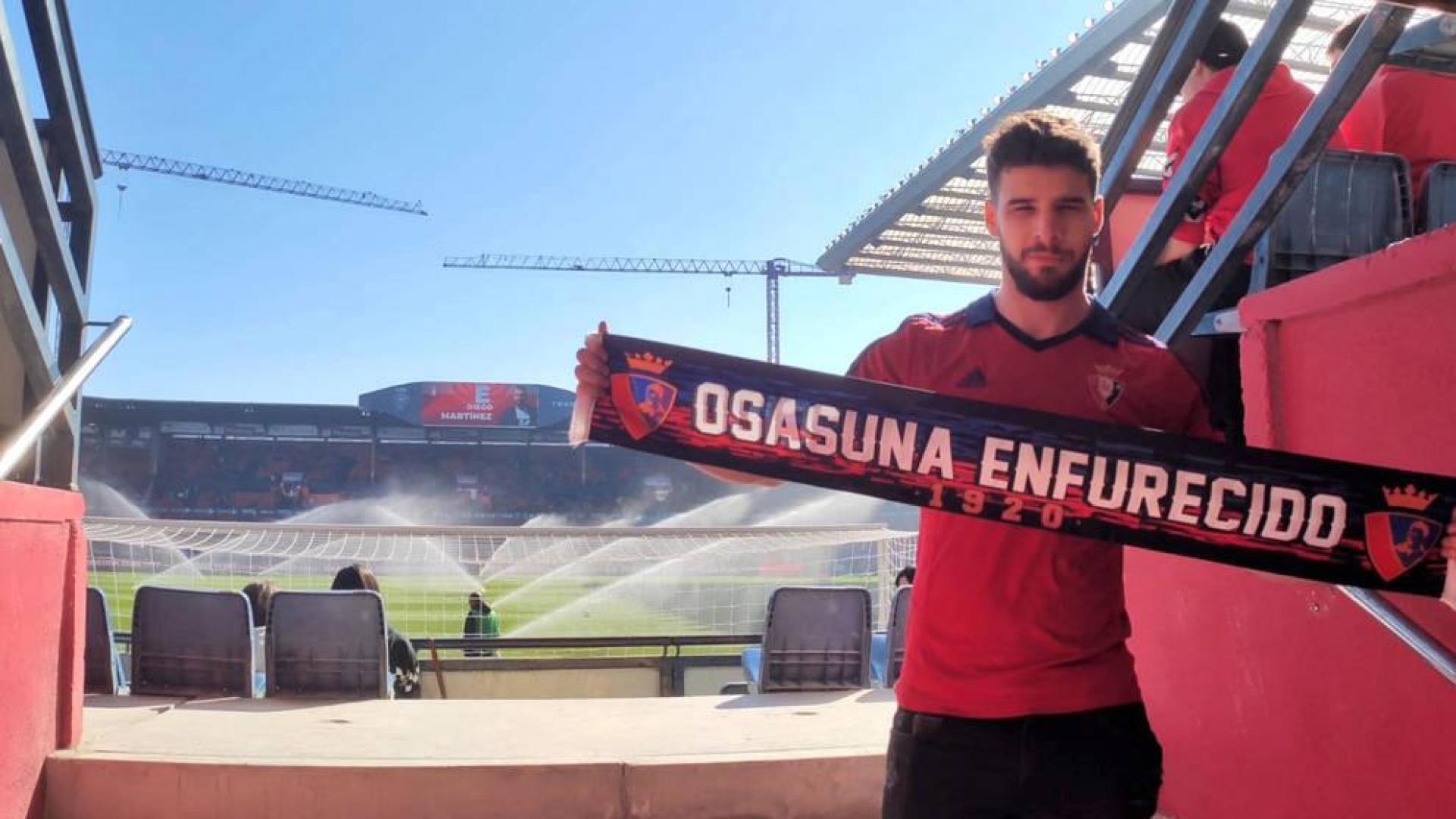Pablo Asier Ovelar, autor de la cuenta @CAOenfurecido con la bufanda en El Sadar.