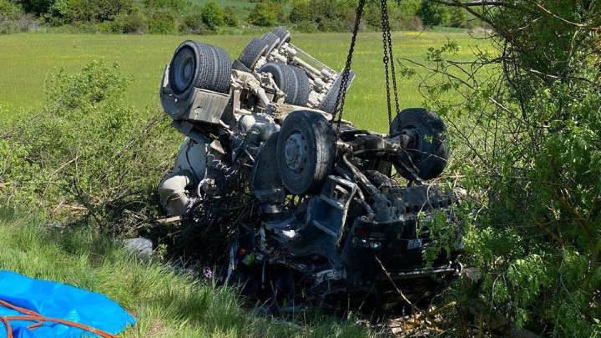 Una grúa ha elevado el camión, que ha quedado en este estado tras el accidente.