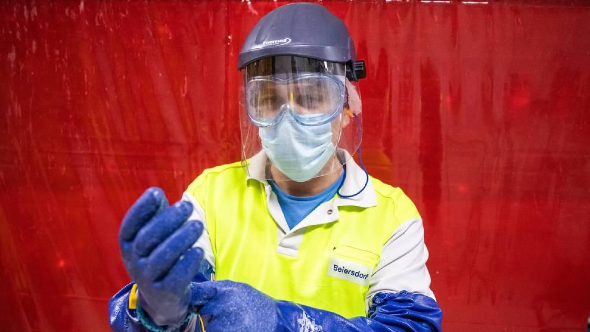 Un operario trabaja en la zona de producción de solución hidroalcohólica de la fábrica del grupo Beiersdorf Nivea, en Tres Cantos, Madrid.