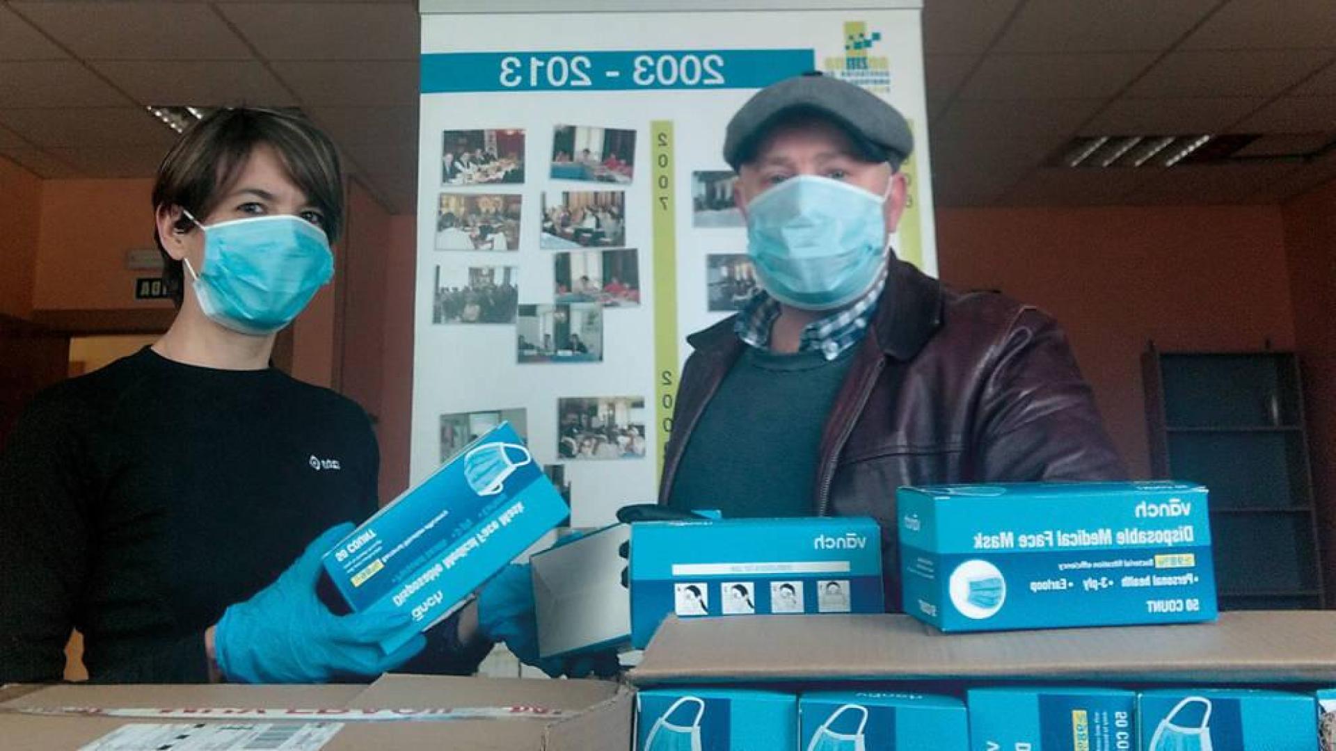 Silvia Maestre, de AEZMNA, entrega el lote de mascarilla a Elías Armendáriz, presidente de ASCOTA