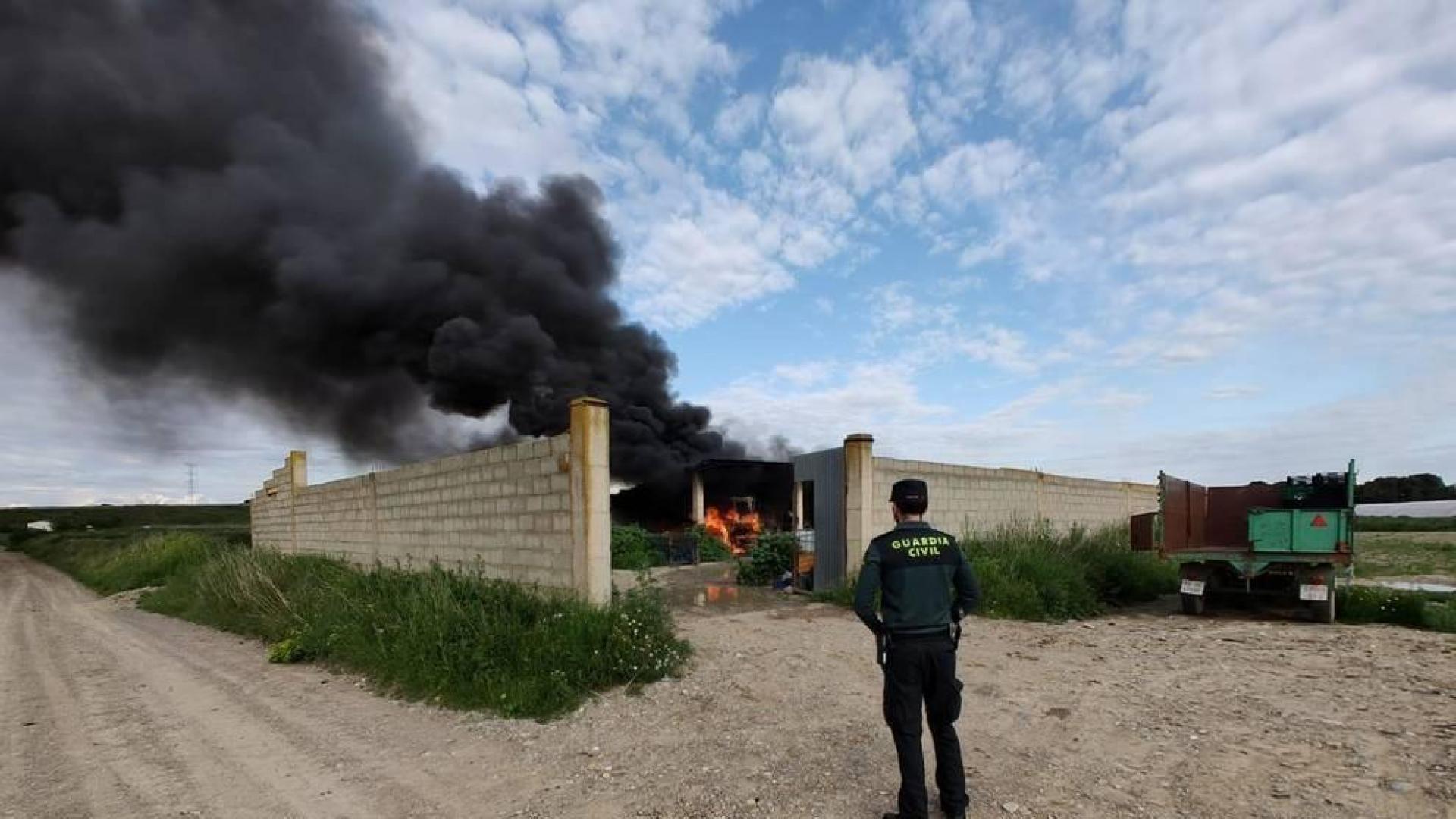 Un incendio afecta a un recinto agrícola en Peralta