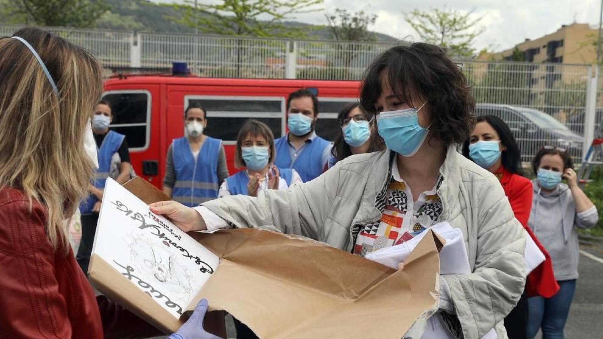 Imágenes de la despedida de los voluntarios de confección de mascarillas en REFENA