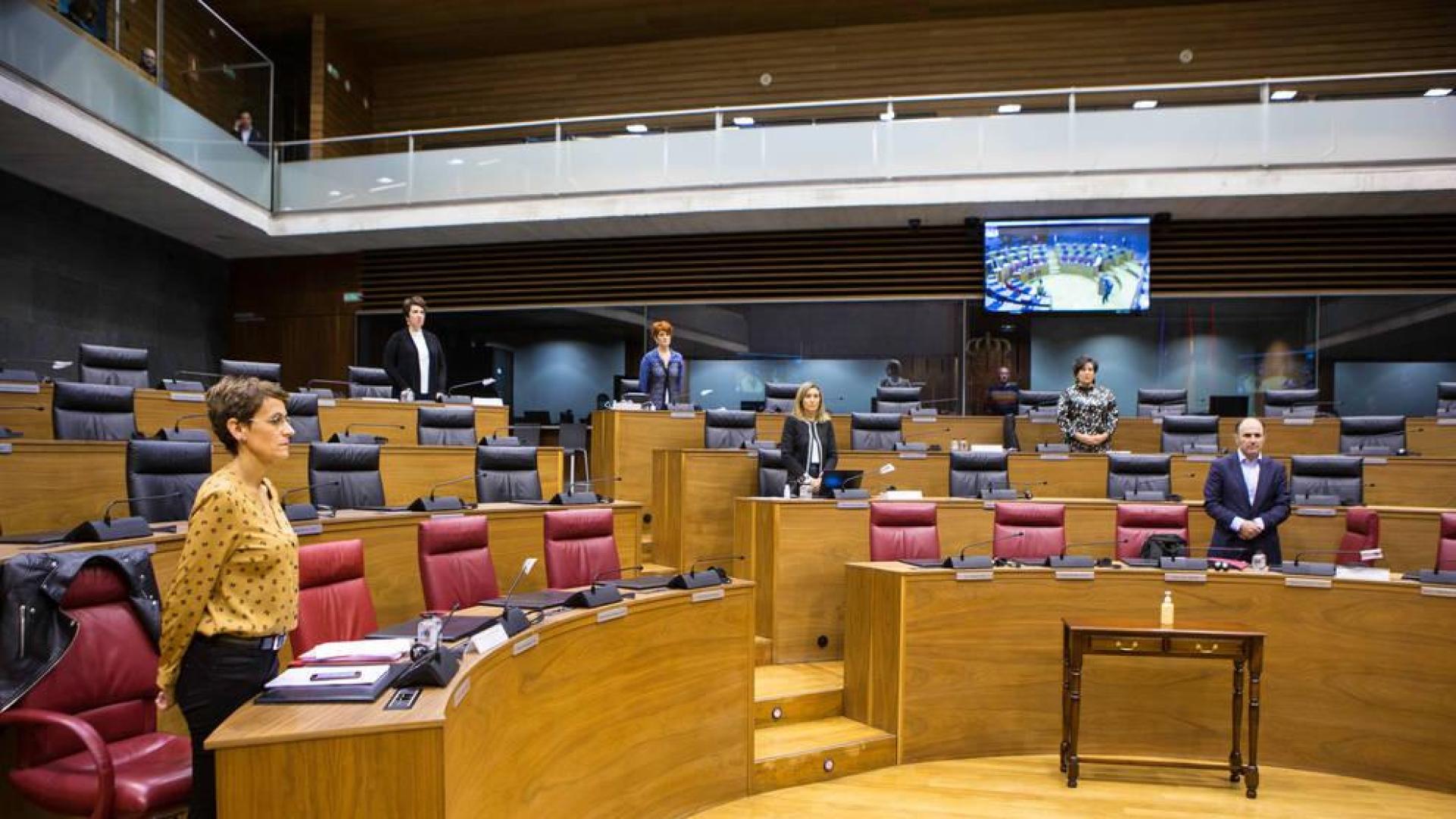 MINUTO DE SILENCIO POR LOS FALLECIDOS. Los parlamentarios, consejeros y presidenta guardaron este viernes un respetuoso minuto de silencio por las víctimas de la pandemia en Navarra. Con el hemiciclo casi vacío debido a las medidas de separación social impuestas por sanidad el silencio fue total.