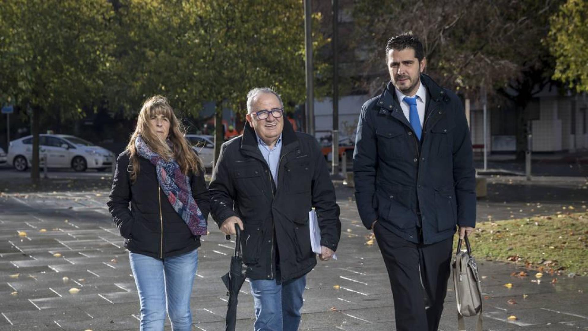 Luis Sabalza y el abogado de Osasuna, Miguel Ezcurdia, en imagen de archivo llegando a la Audiencia de Navarra.