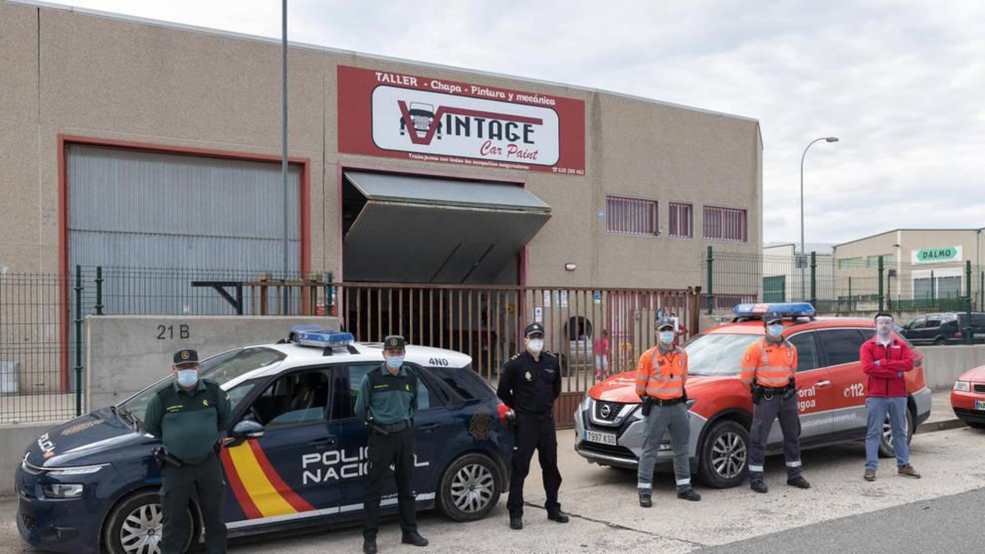 Confinados en familia en su taller para ayudar