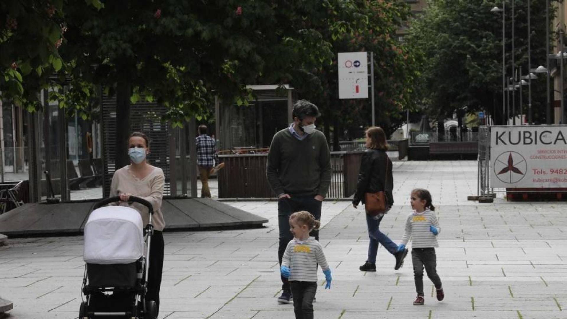 El primer día en el que se permite la salida de menores acompañados a la calle, durante una hora, está transcurriendo con normalidad en Navarra, salvo algunas aglomeraciones de personas en determinadas zonas de Pamplona, han informado fuentes policiales.