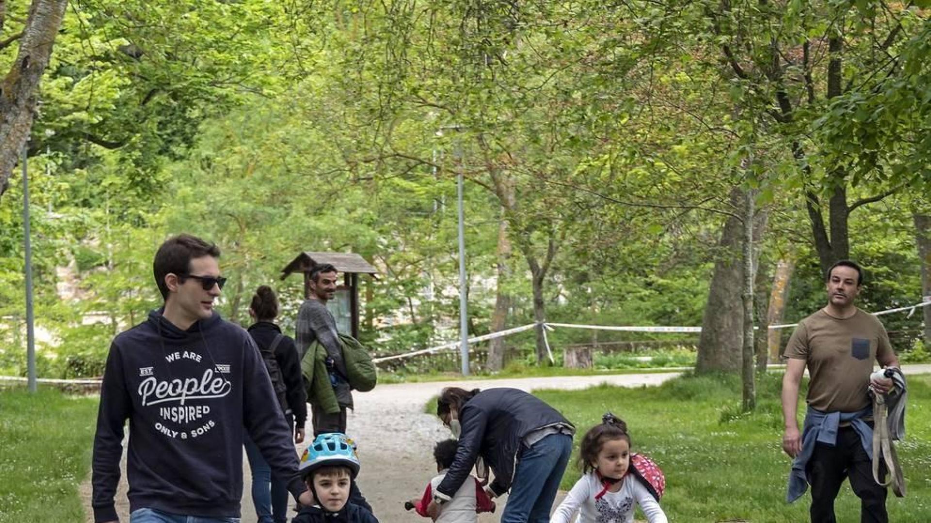 El primer día en el que se permite la salida de menores acompañados a la calle, durante una hora, está transcurriendo con normalidad en Navarra, salvo algunas aglomeraciones de personas en determinadas zonas de Pamplona, han informado fuentes policiales.