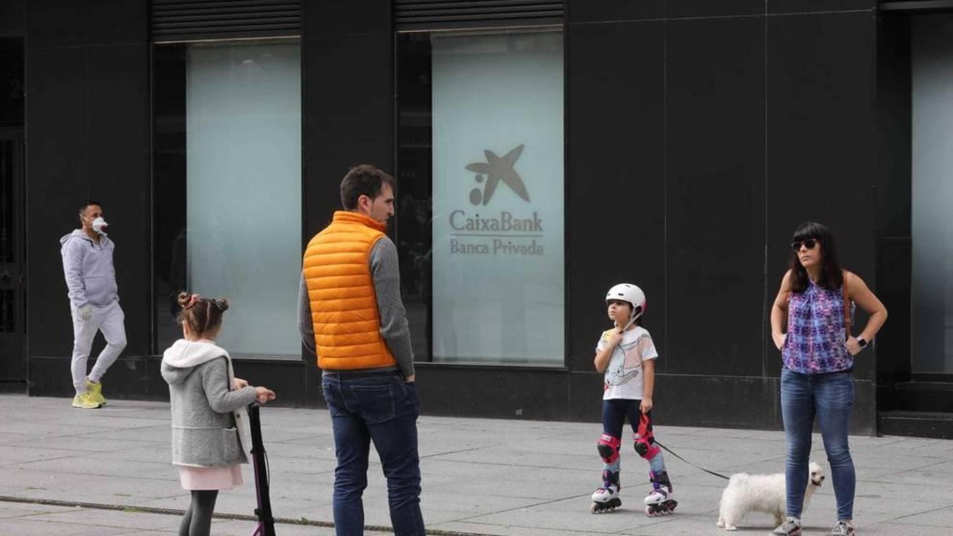 El primer día en el que se permite la salida de menores acompañados a la calle, durante una hora, está transcurriendo con normalidad en Navarra, salvo algunas aglomeraciones de personas en determinadas zonas de Pamplona, han informado fuentes policiales.