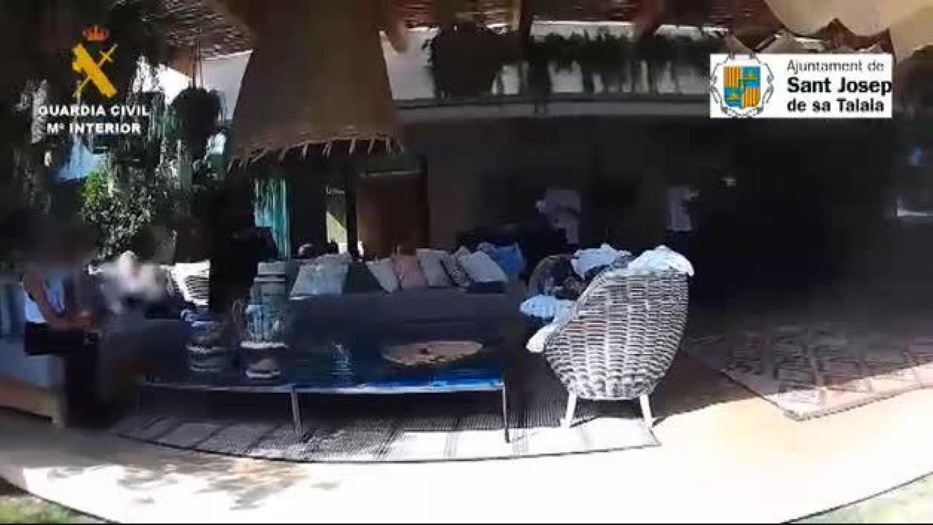 Vídeo: La Guardia Civil irrumpe en una fiesta ilegal en Ibiza