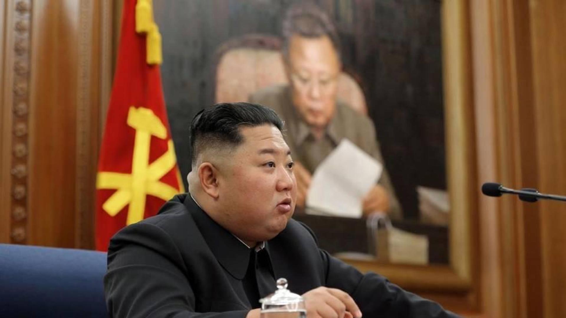 Kim Jong-un llama a "reforzarse militarmente" en una reunión con altos cargos