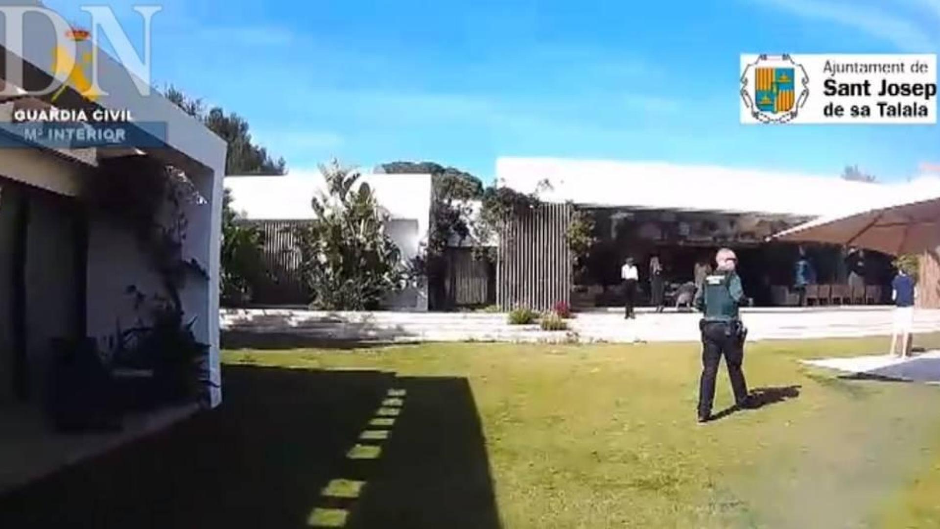 La Guardia Civil irrumpe en una fiesta ilegal en Ibiza y denuncia a 18 personas