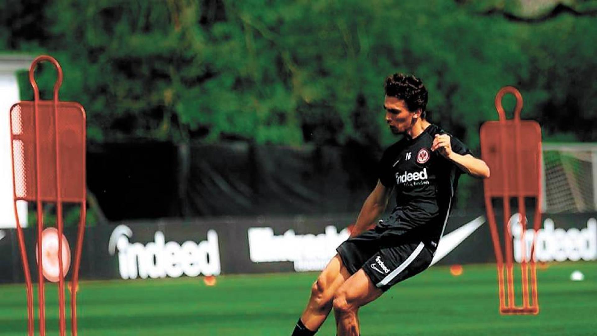 Lucas Torró, totalmente recuperado de su lesión, golpea el balón durante un entrenamiento la semana pasada en los aledaños del estadio Commerzbank-Arena.