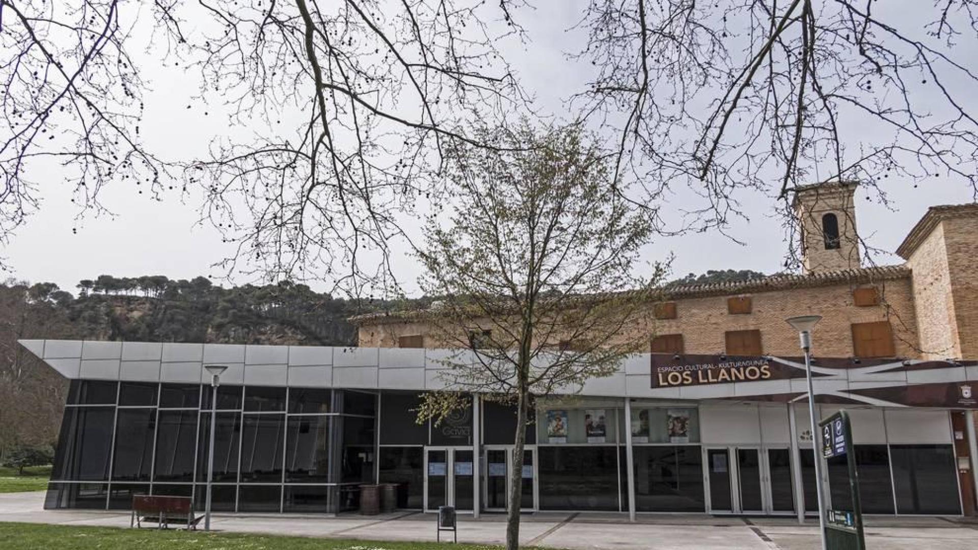 Espacio cultural Los Llanos, con la cafetería que se encuentra entre los espacios que han debido cerrar.