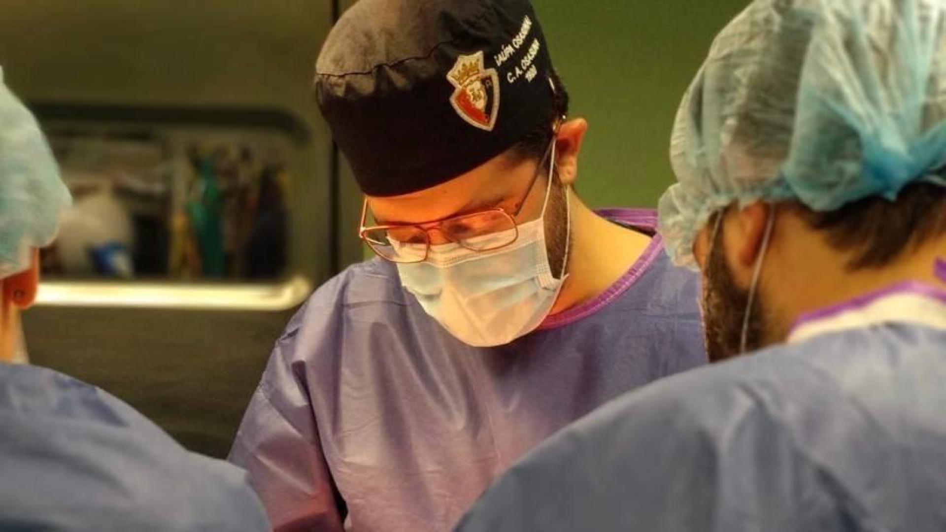Juanjo Ruiz, con su gorro personalizado de Osasuna, en una operación de urgencia a un paciente.