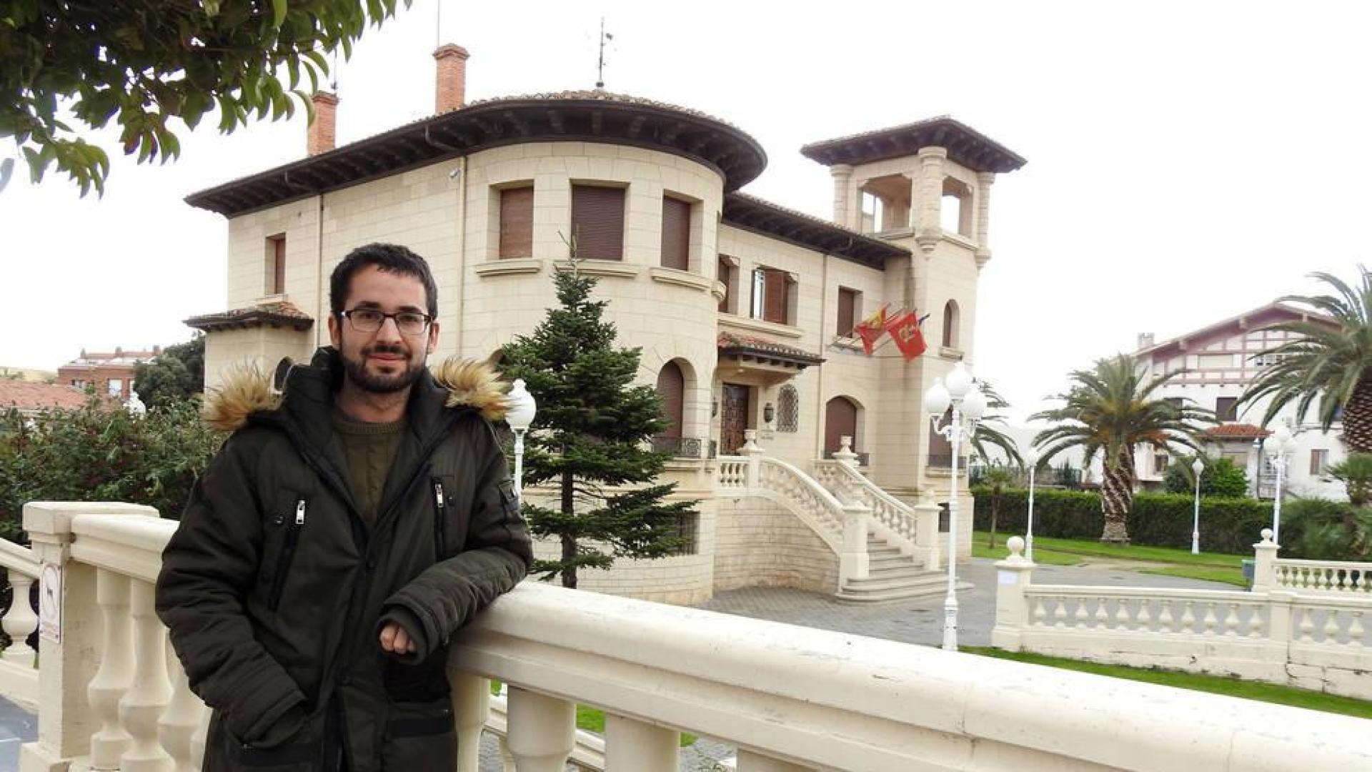 Aitor Ibáñez Alonso, ante el ayuntamiento de San Adrián.