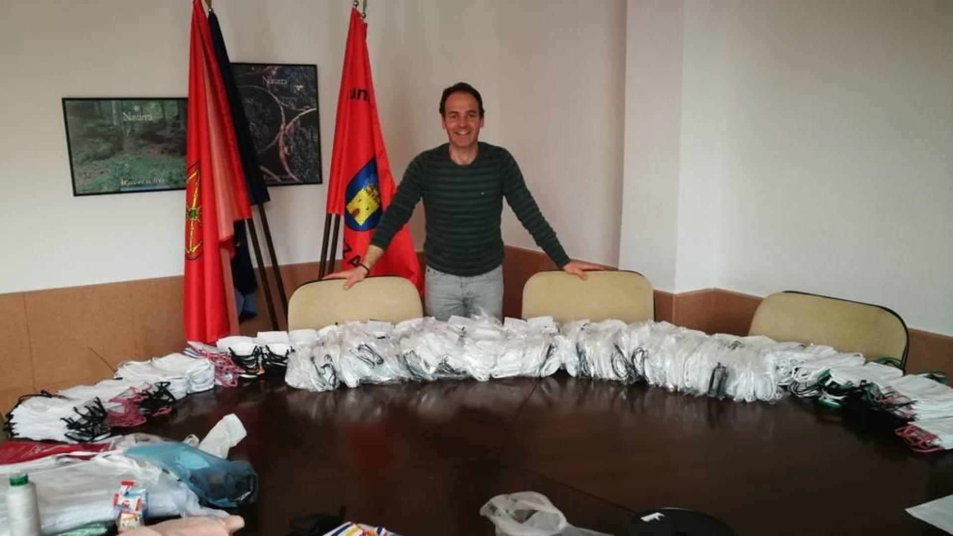 El alcalde de Oteiza, Rubén Martínez, con el millar de mascarillas.
