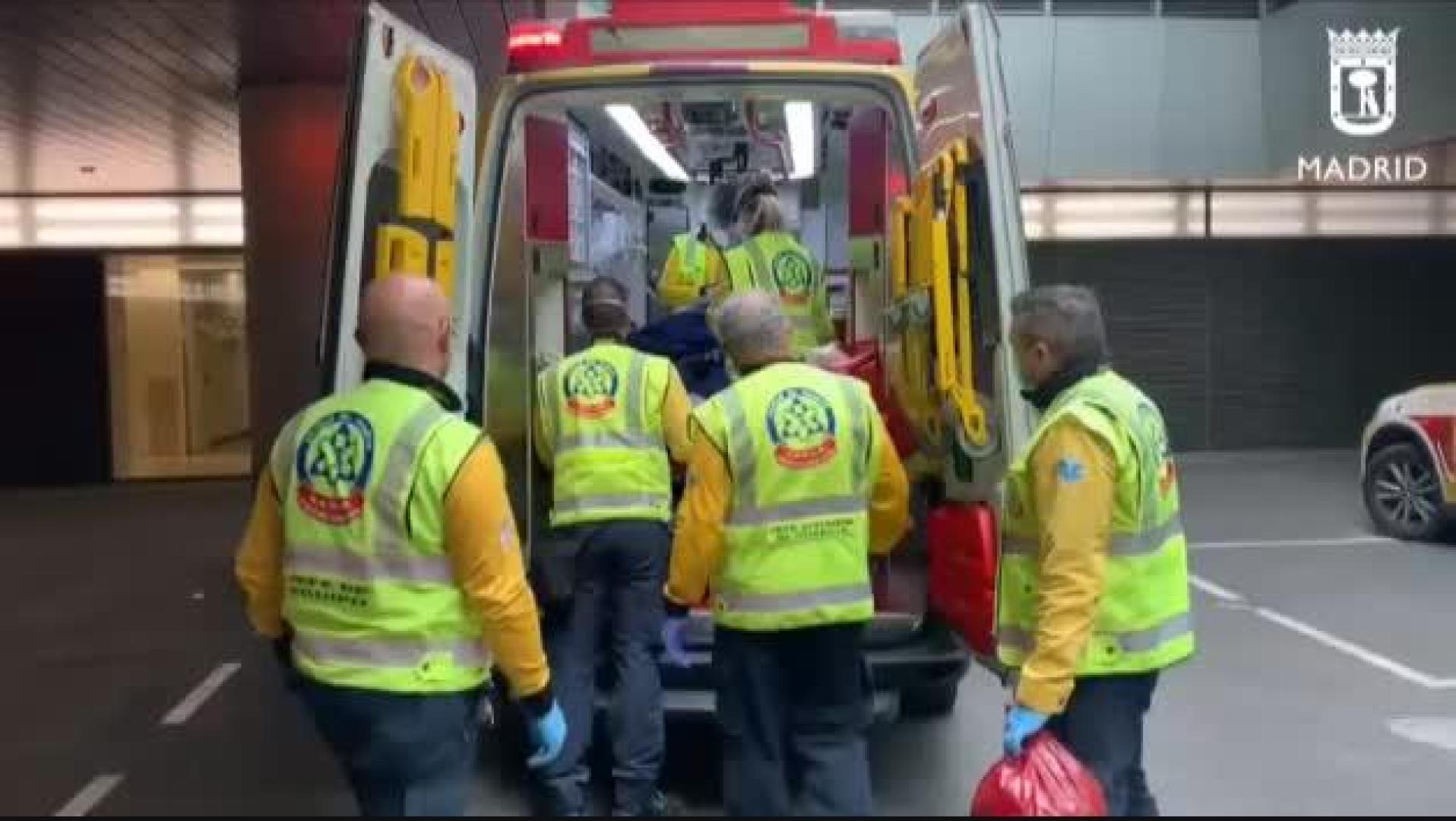 Una joven da a luz en plena calle en Madrid ayudada por los servicios de emergencia