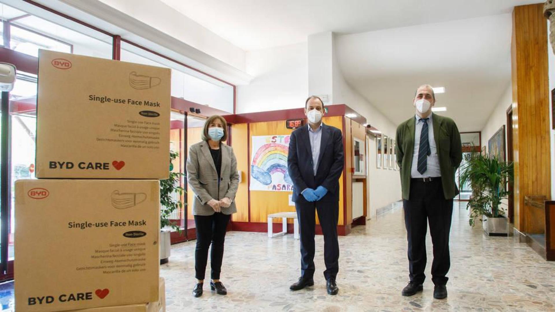 De izquierda a derecha, Puy Maestu, directora de Recursos Humanos de la Casa de Misericordia; Alfonso Eslava, director de Logística de Volkswagen Navarra; y Jesús Cía, director de la casa de Misericordia.