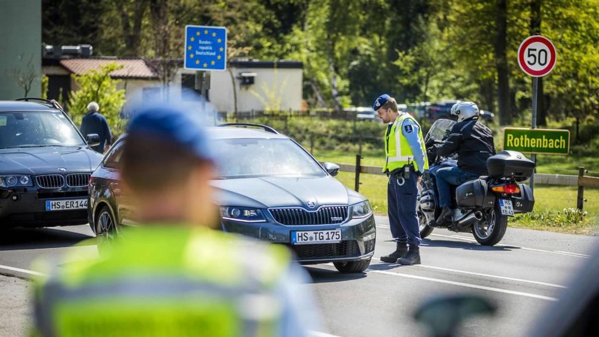 La policía neerlandesa realiza controles en la frontera con Alemania de la ciudad de Vlodrop.
