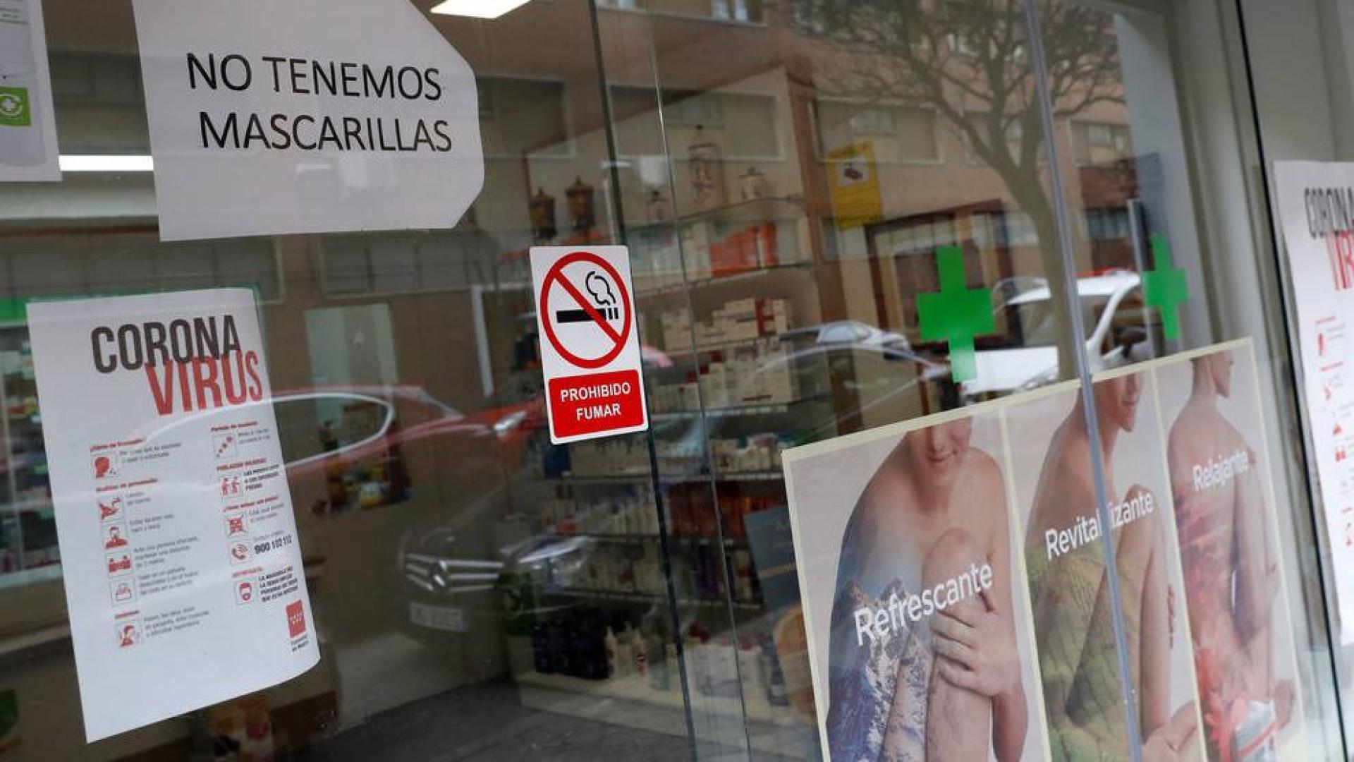 Cartel en el escaparate de una farmacia en Madrid.