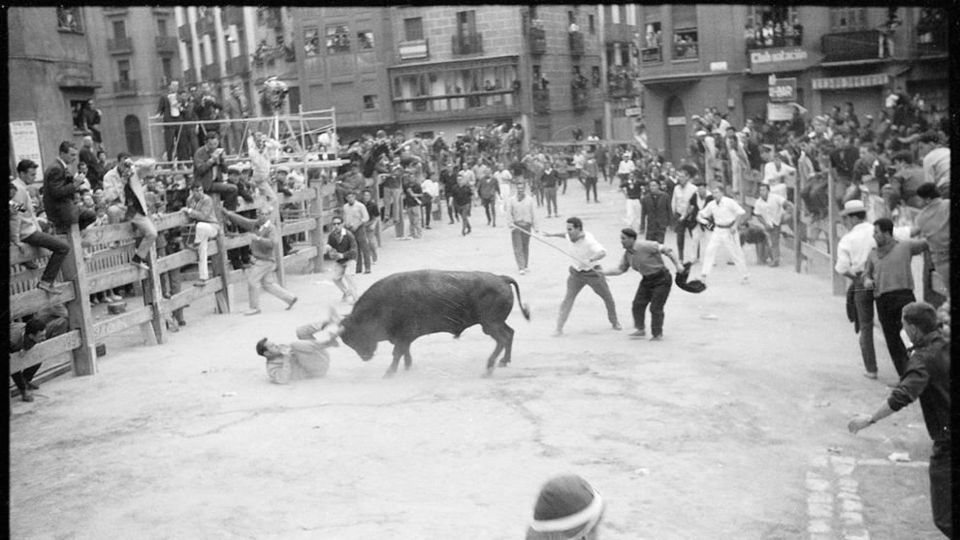 Pamplona añade a su Fototeca 307 fotos de encierros de los años 1960 a 1965