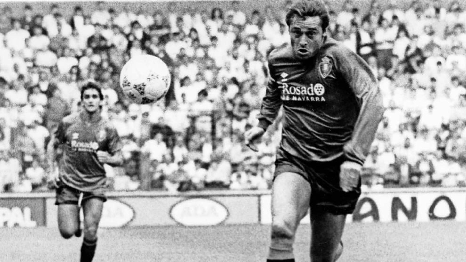 Michael Robinson persigue un balón en un partido jugado en estadio de El Sadar en su época en Osasuna.