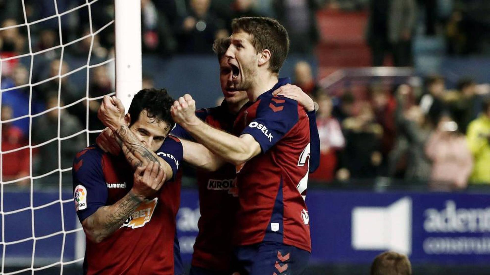Rubén García celebra el primer gol de Osasuna con Cardona y Brasanac.