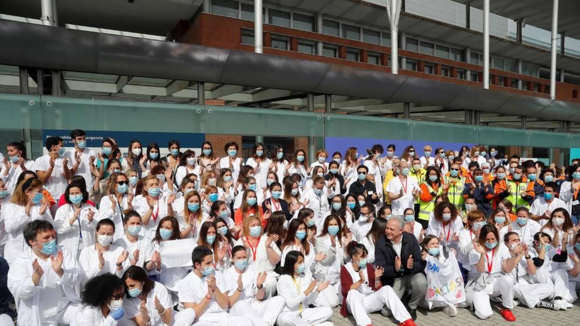 Personal sanitario durante el acto de cierre del hospital de campaña del recinto ferial de Ifema.