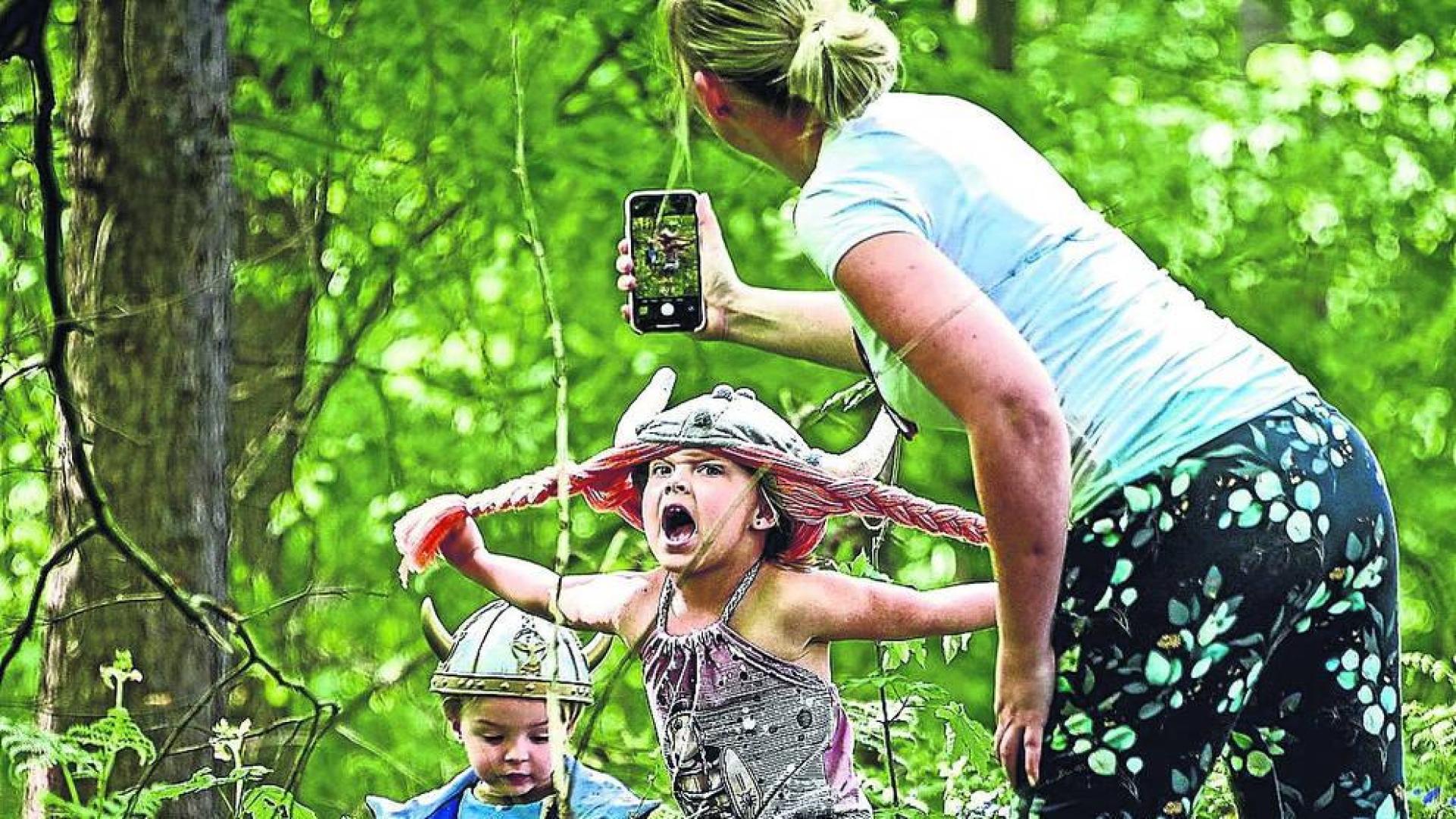 Dos niños y su madre disfrutan de un paseo por un bosque en Baal, Alemania.