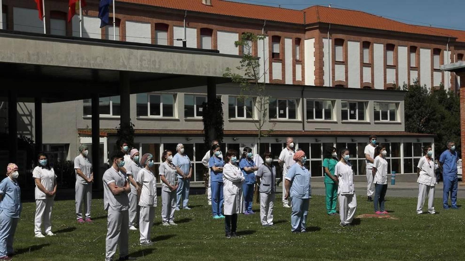 Chivite ha encabezado una concentración que ha tenido lugar ante el Palacio de Navarra, mientras que los sanitarios se han congregado en el exterior del Complejo Hospitalario de Navarra