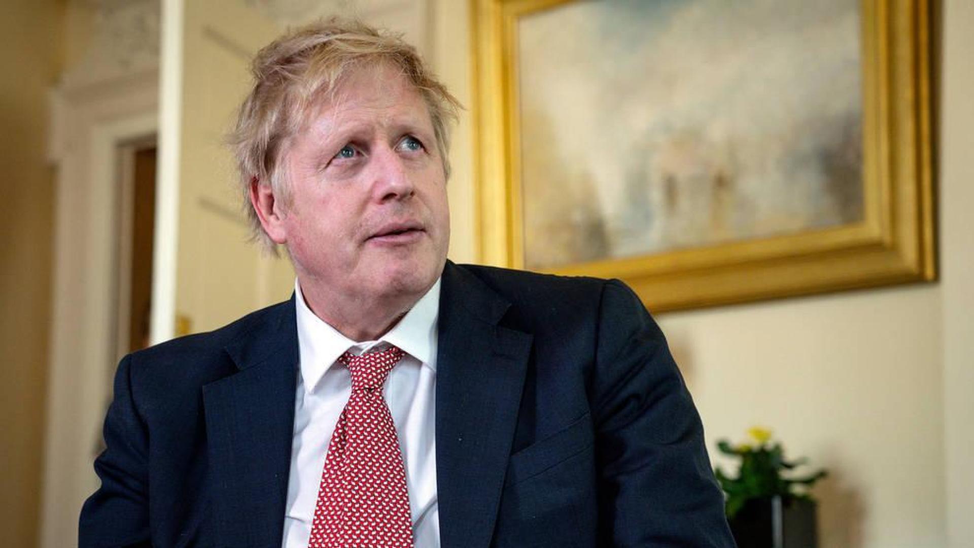 Boris Johnson, leyendo un mensaje de agradecimiento a los sanitarios que le atendieron.