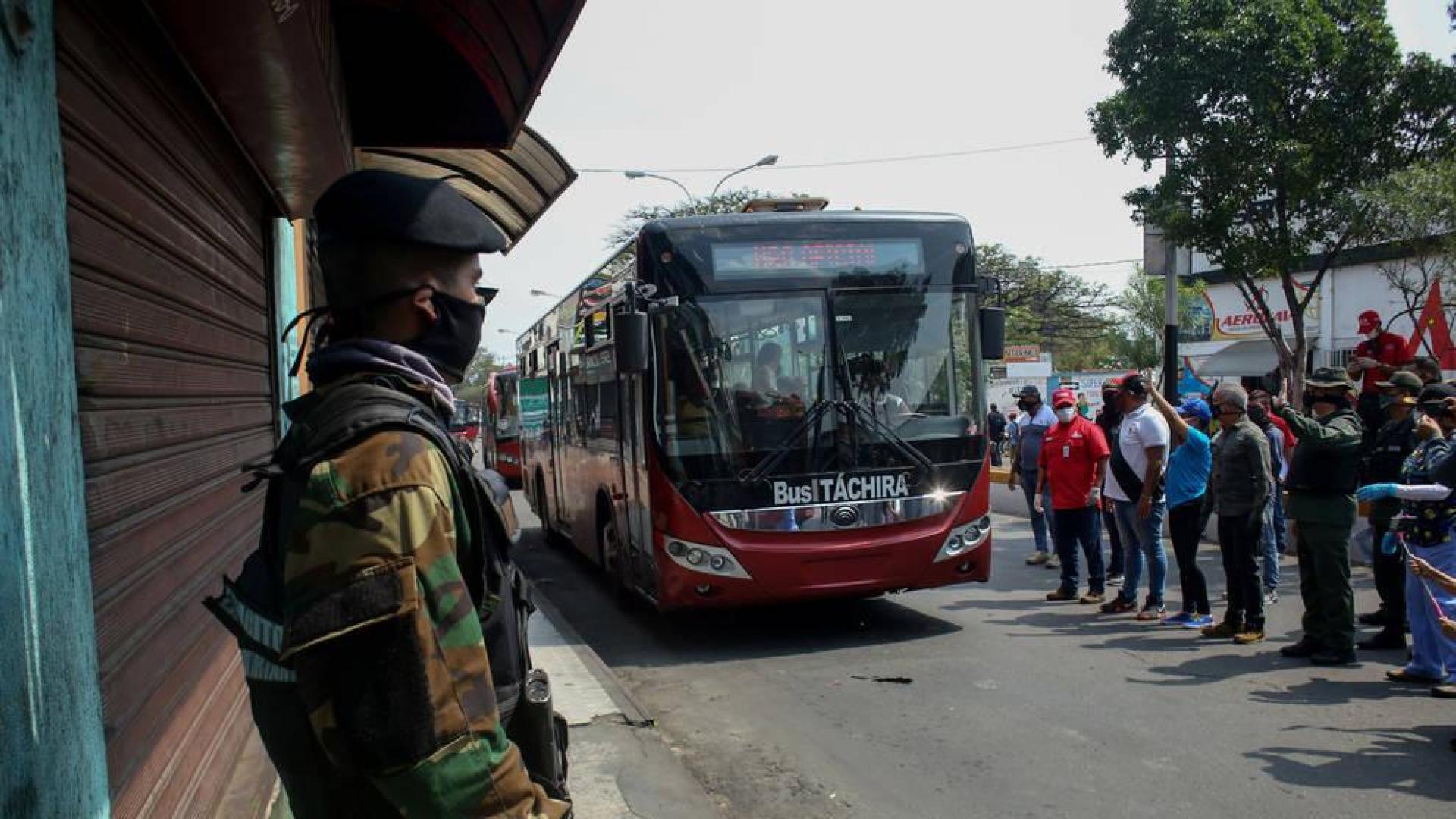 Un miembro de la guardia bolivariana de Venezuela vigilando la calle