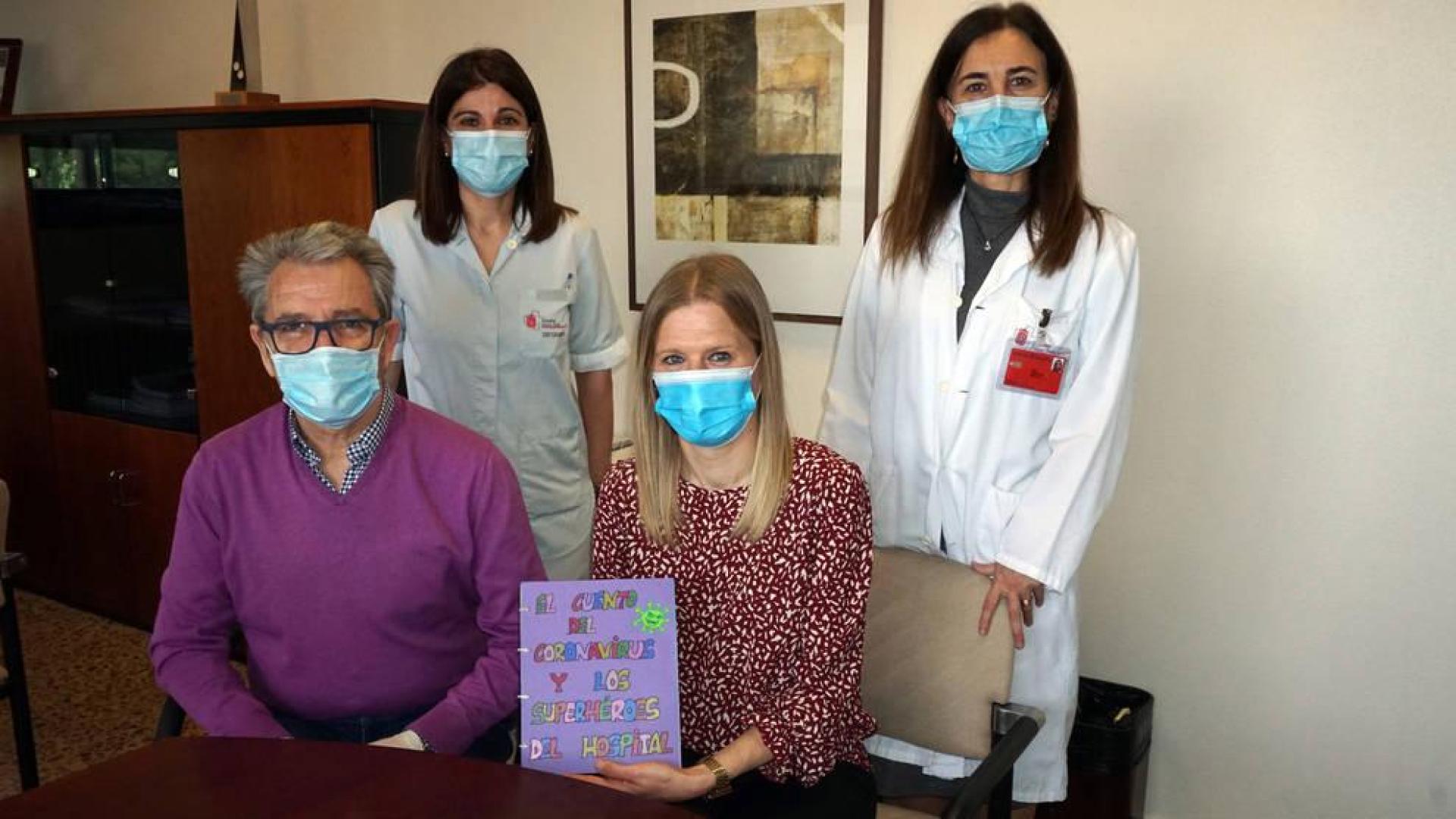 Ainhoa Lizuain, sentada con su libro junto a Pepe Alfaro. De pie, de izquierda a derecha: Lorena García Pérez (supervisora de la 4ª planta del Hospital Reina Sofía de Tudela y jefa de unidad de enfermería de Cuidados a Mujer, Adolescente y Niño) y Ana Beamonte Aréjula (gerente del Área de Salud de Tudela).