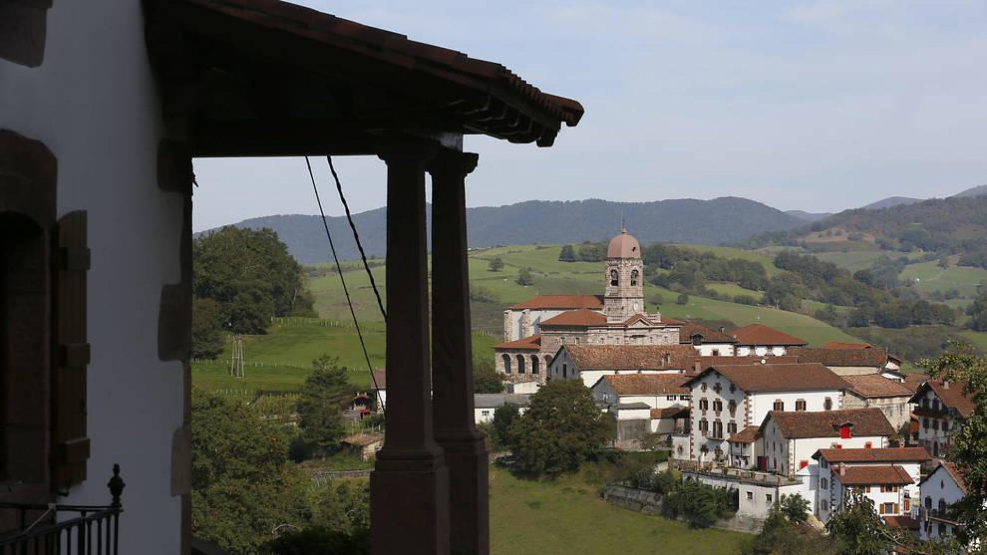 Panorámica del centro urbano de ZIga, con su parroquia restaurada en años pasados.