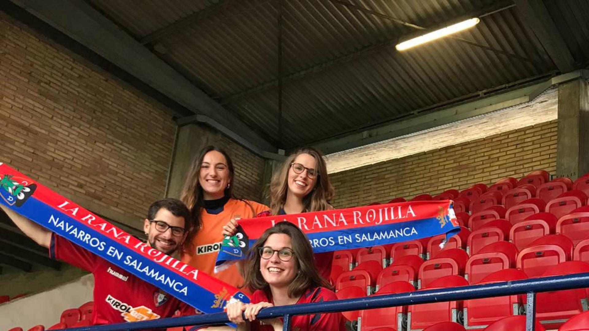 Iker Sesma, junto a unas aficionadas rojillas en El Sadar.