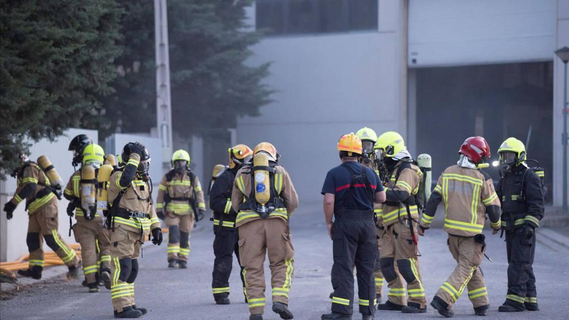 Bomberos en la planta de Orache Desinfection en Sabiñánigo donde un incendio ha causado una nube tóxica