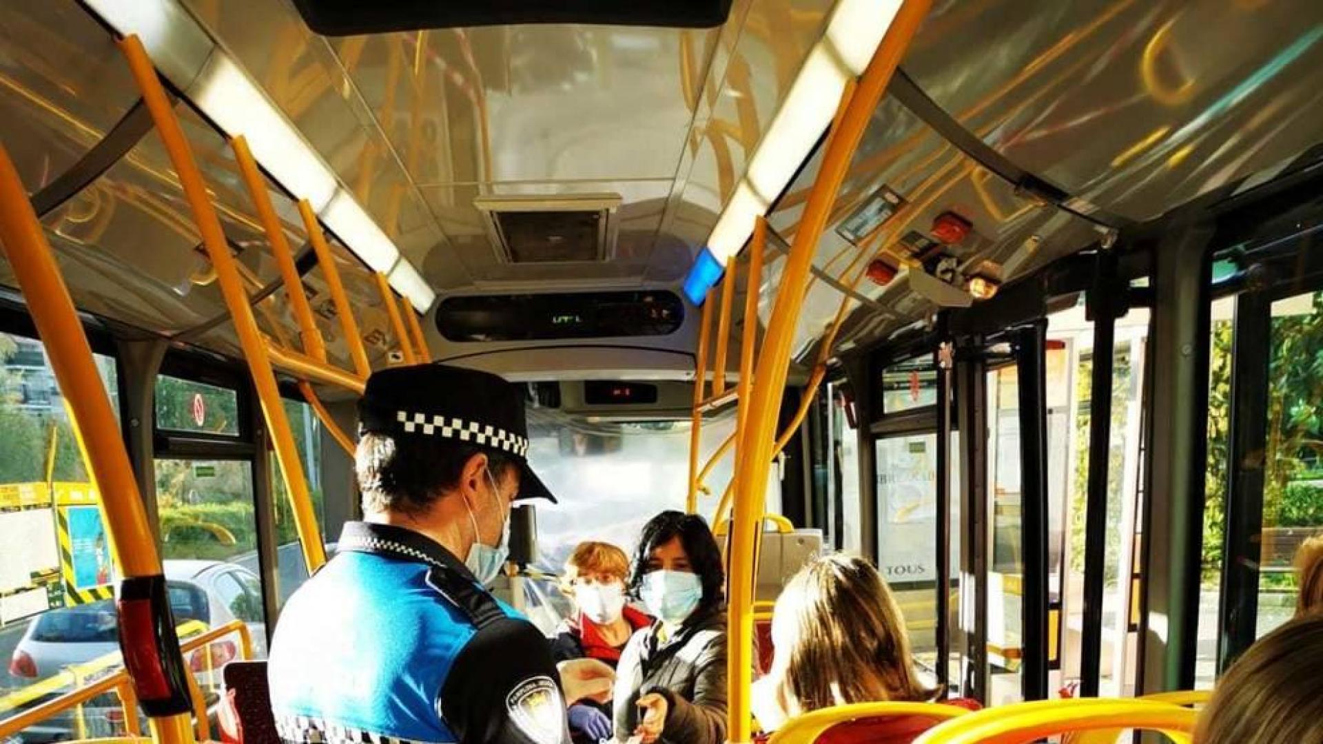 Pamplona reparte 15.000 mascarillas entre los usuarios del transporte público