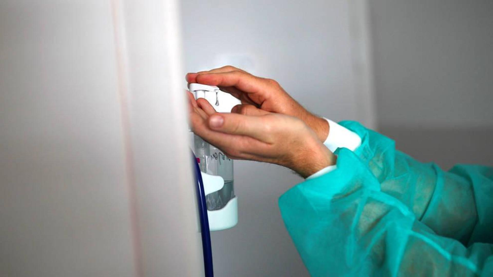 Un sanitario usa gel hidroalcohólico.