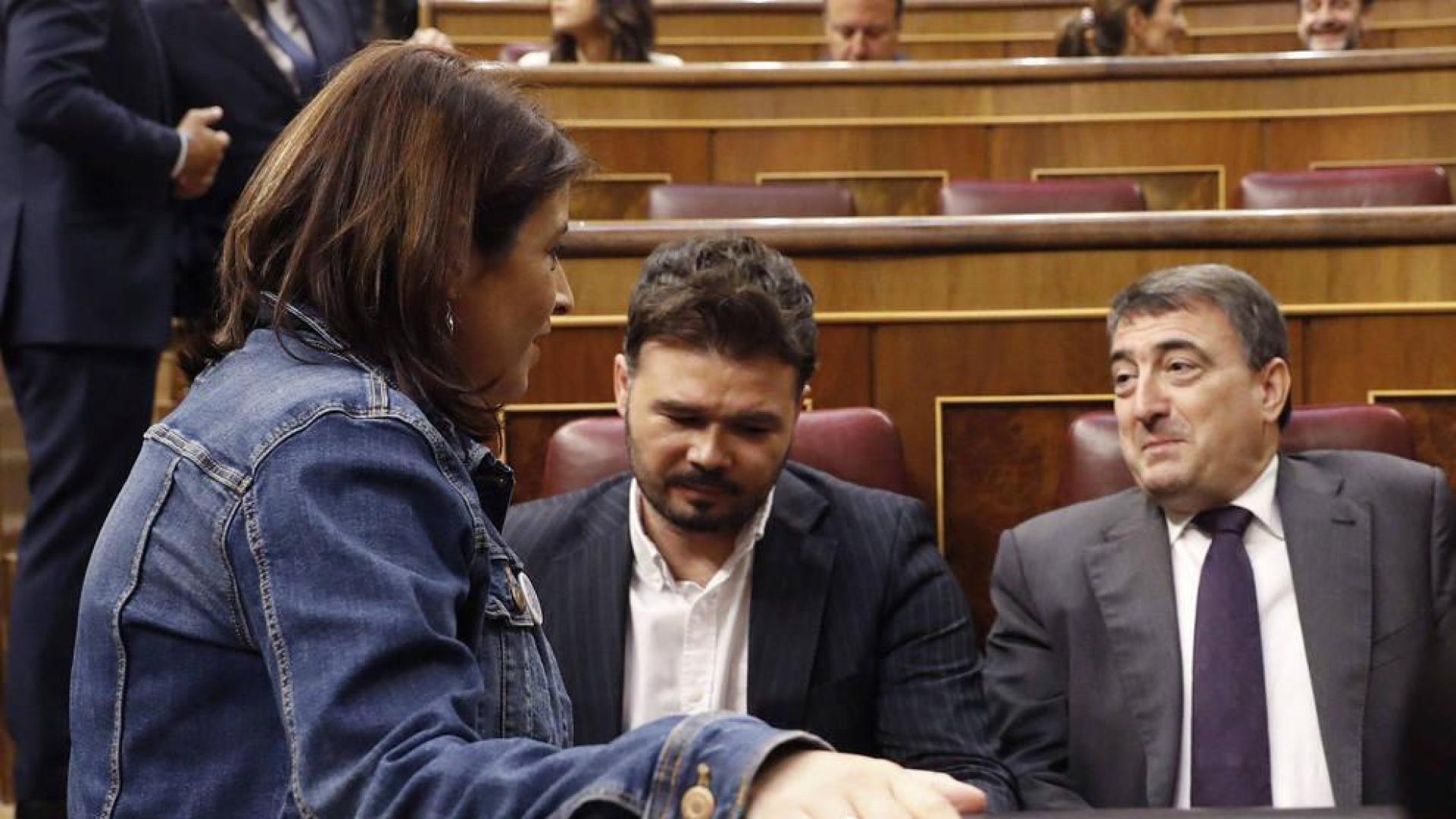 Adriana Lastra, con Rufián (ERC) y Aitor Esteban (PNV), en el Congreso el pasado junio.
