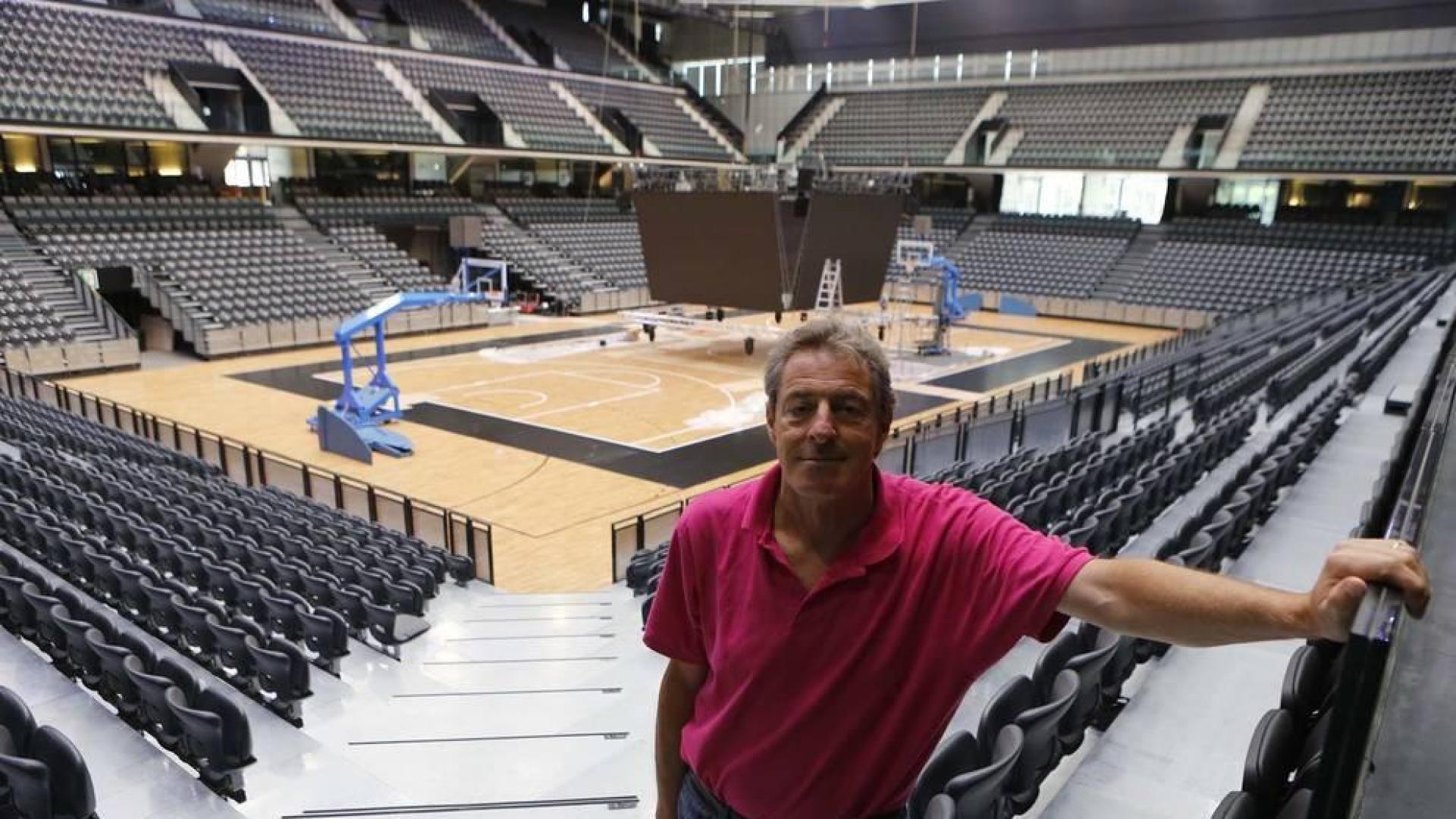 El presidente de la Federación Navarra de Baloncesto, Pablo Bretos, en las gradas de la pista central del Navarra Arena.