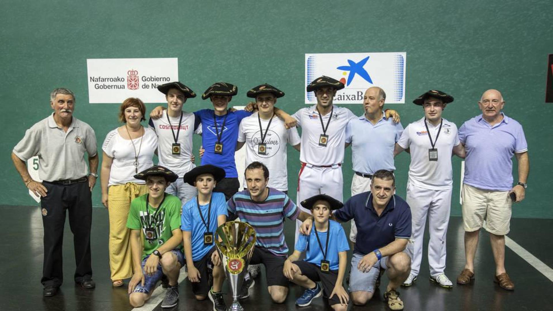 El equipo de Santesteban posa en el Labrit después de imponerse en la última edición a Pamplona.
