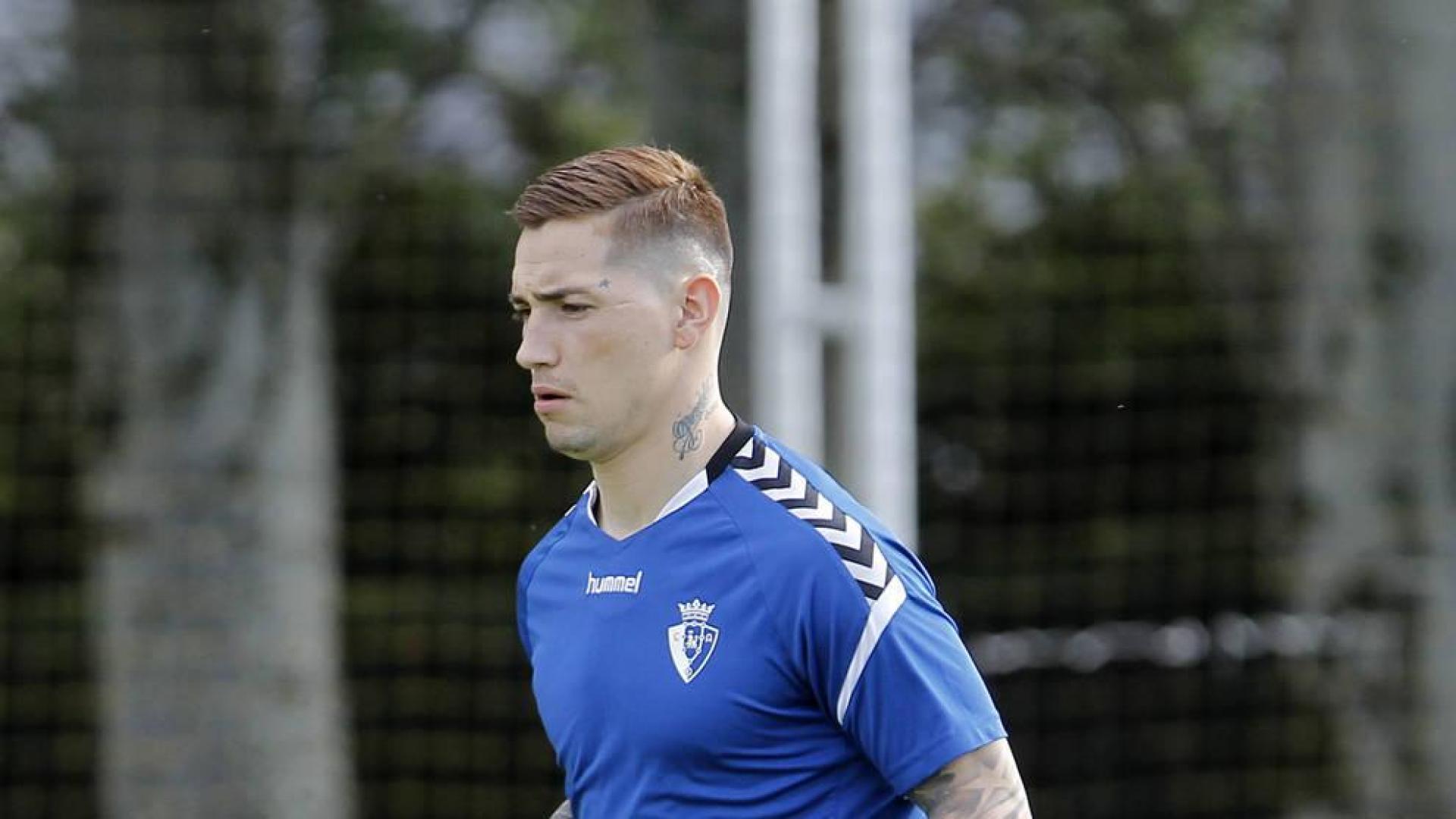 El Chimy Ávila saltó al campo de calentamiento de Tajonar, junto a la entrada, este martes por la tarde.