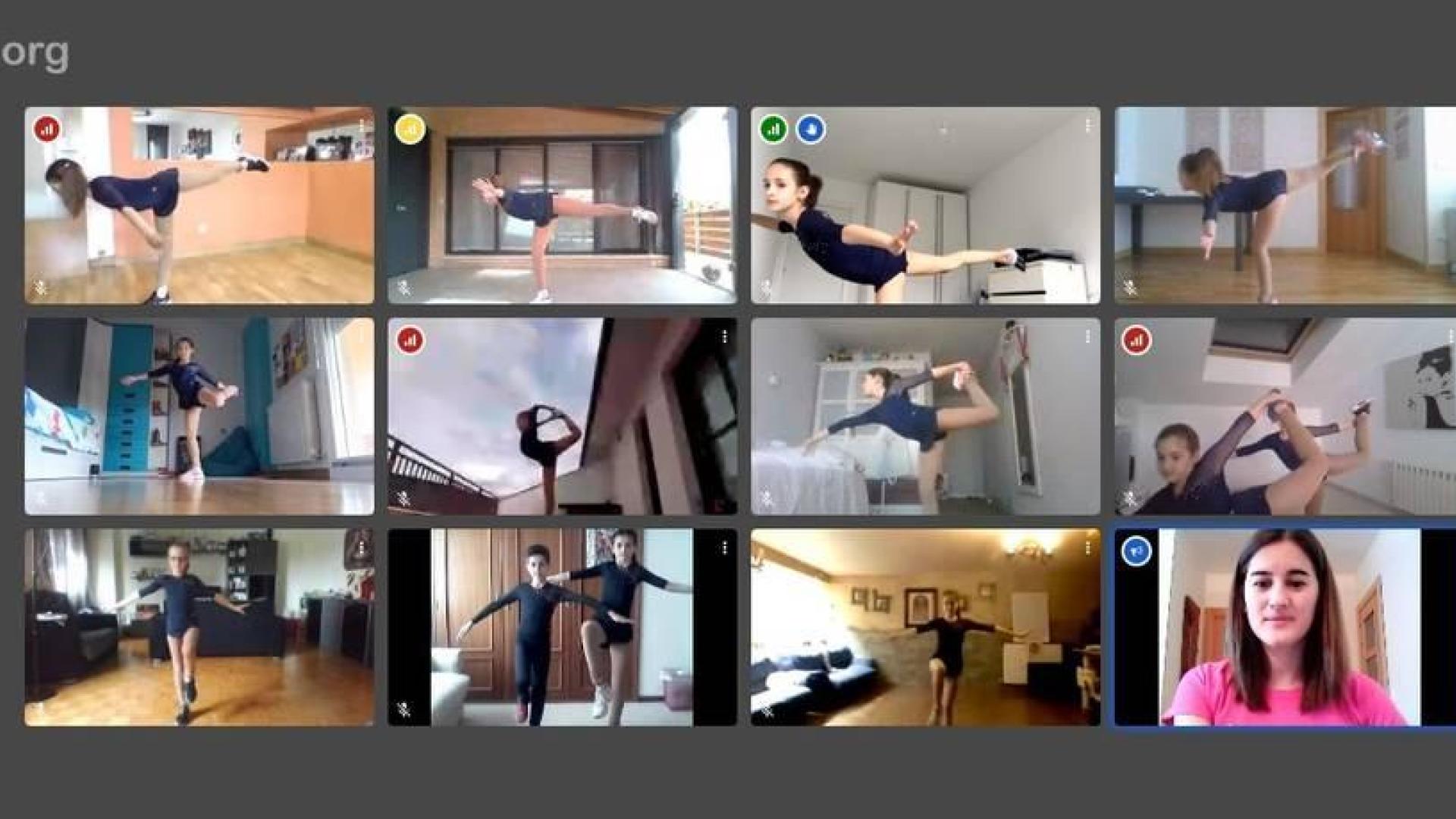 Imagen de una de las sesiones online en la que las patinadoras acuden a clase, virtualmente y en directo, con amigas y entrenadoras.