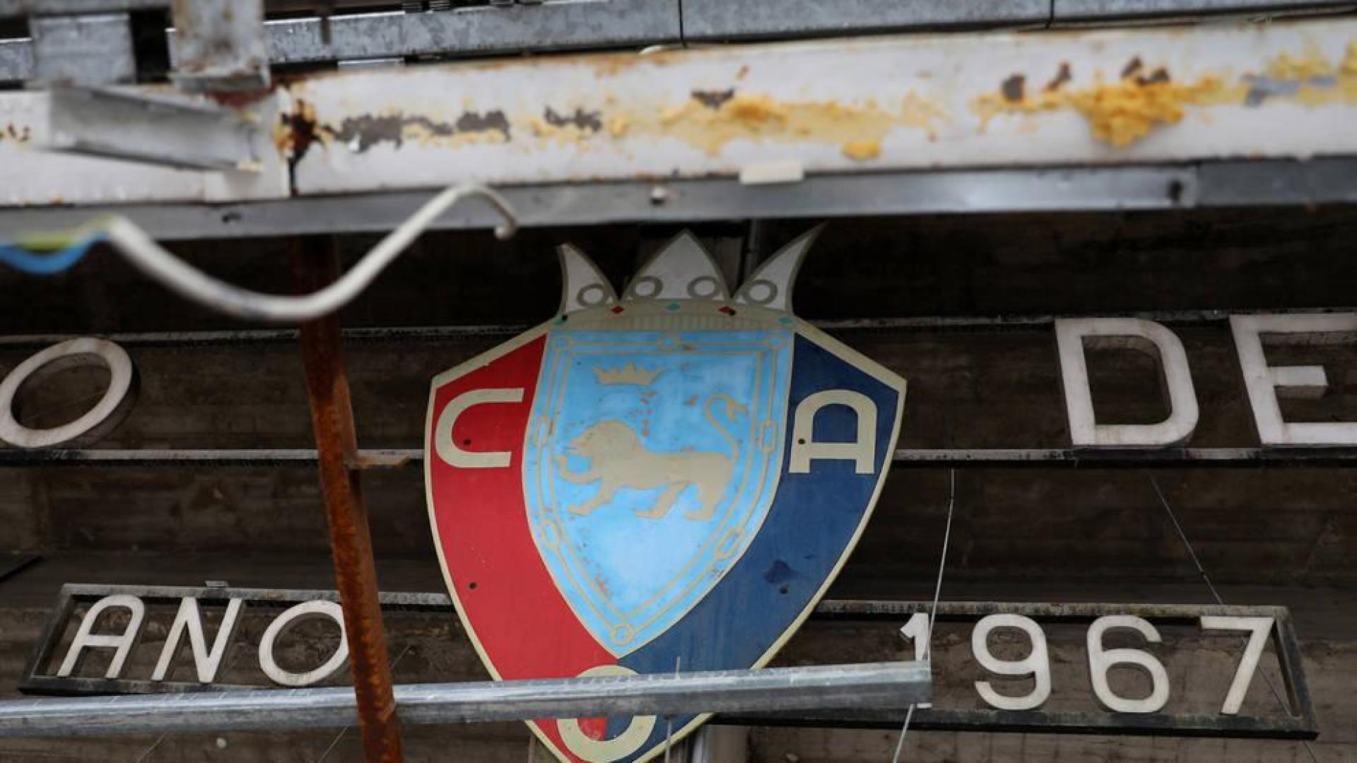 Este  escudo original que presidía la fachada de El Sadar salió a la luz en las obras.