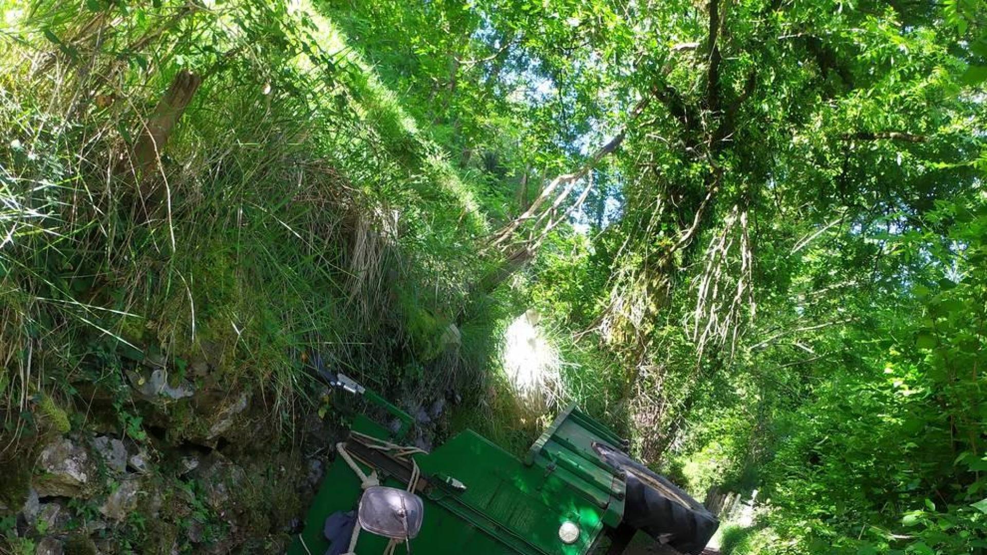 Un hombre de 80 años, trasladado al CHN tras volcar su tractor en Leitza