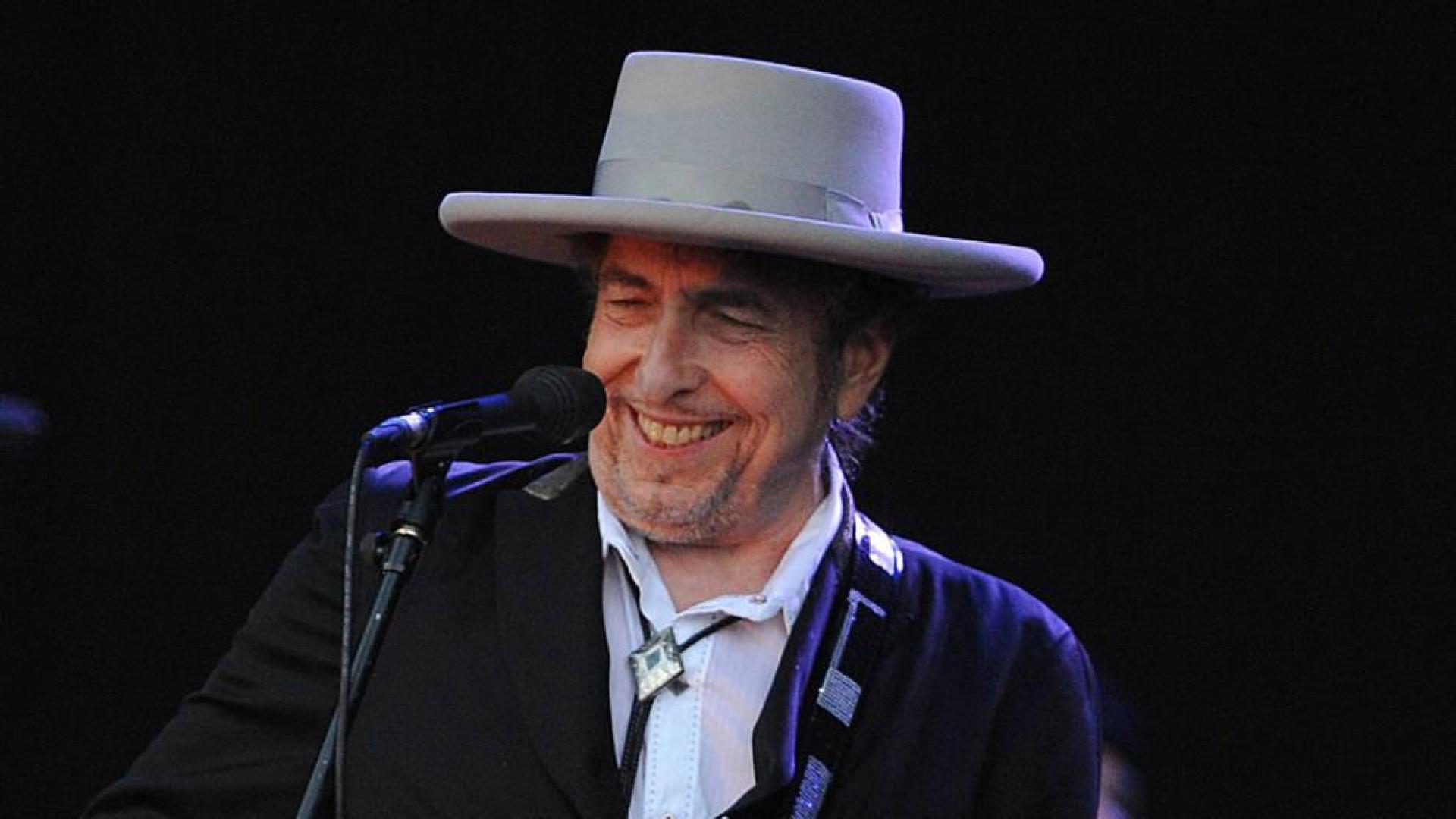 Bob Dylan versiona temas popularizados por Frank Sinatra