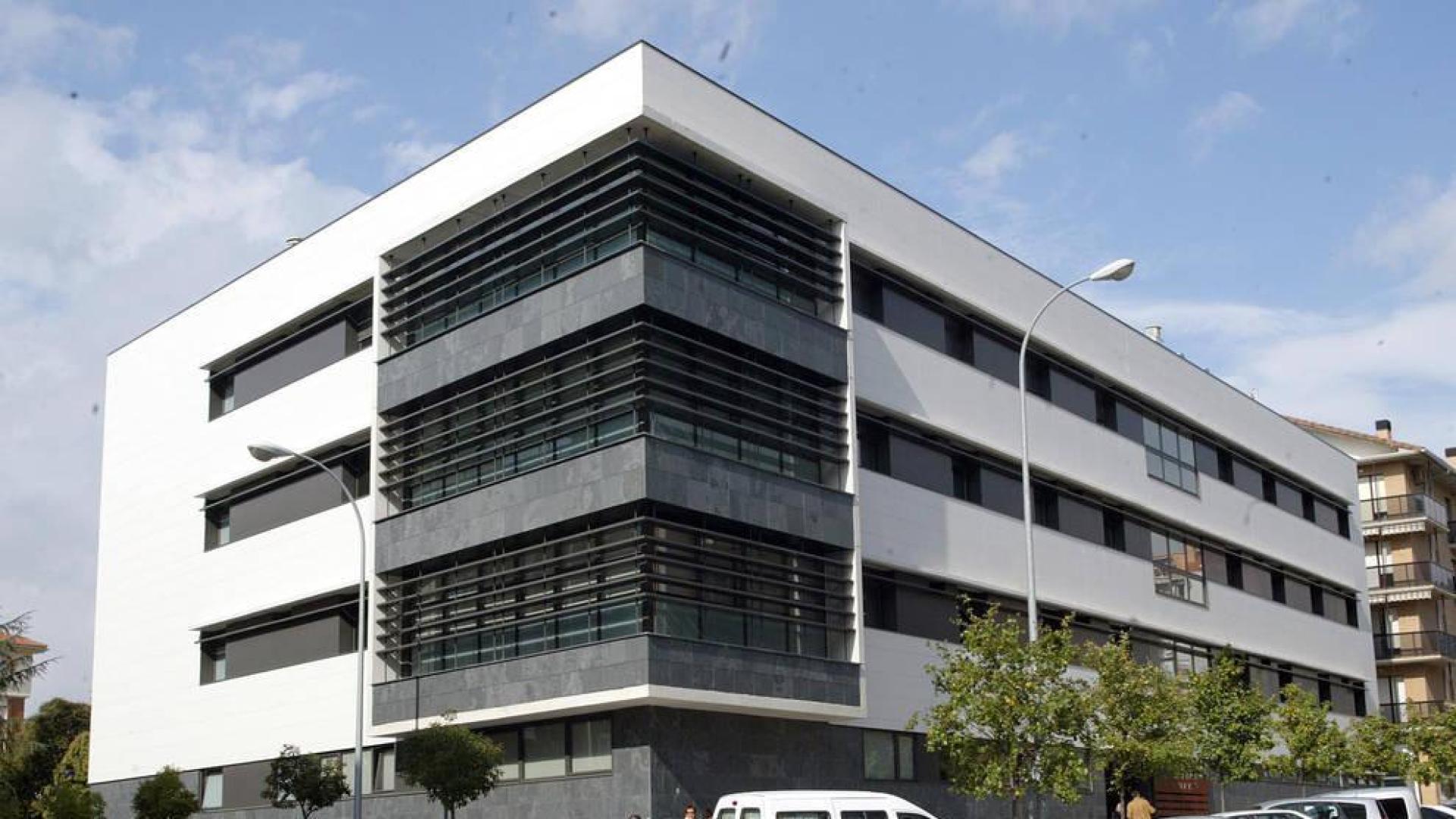 Desalojan la clínica Padre Menni por un incendio en la tercera planta