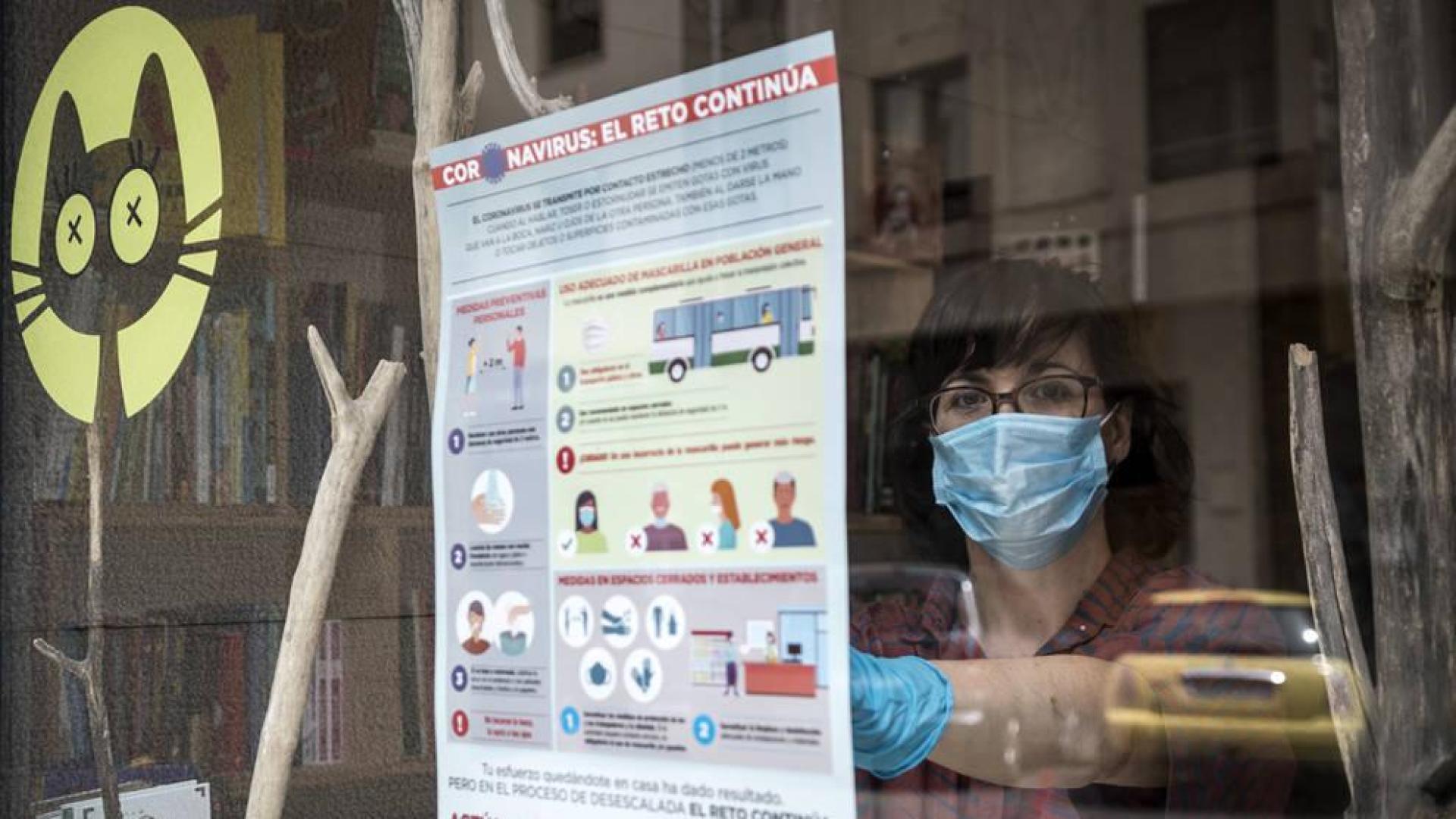 Salud distribuye carteles para prevenir el coronavirus en comercios y hostelería