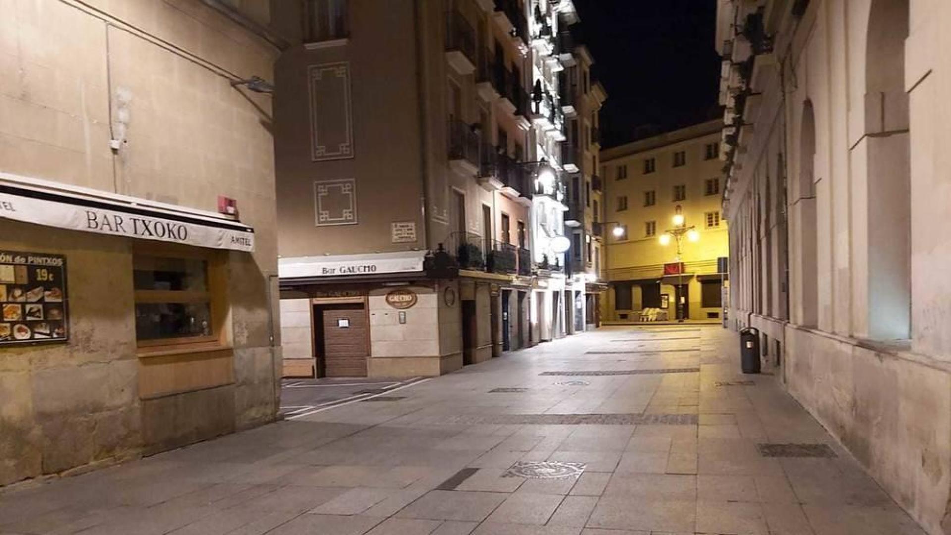 Bares cerrados y muy poca gente en calles de Pamplona durante esta madrugada